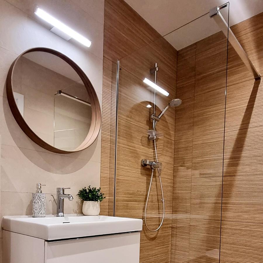 Apple Apartments - Wroblewskiego Prywatne Miejsce Parkingowe ウッチ エクステリア 写真